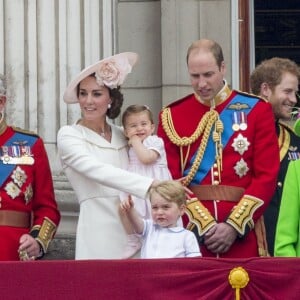 Camilla Parker Bowles, duchesse de Cornouailles, le prince Charles, Kate Catherine Middleton, duchesse de Cambridge, la princesse Charlotte, le prince George, le prince William, le prince Harry, la reine Elisabeth II d'Angleterre et le prince Philip, duc d'Edimbourg - La famille royale d'Angleterre au balcon du palais de Buckingham lors de la parade "Trooping The Colour" à l'occasion du 90ème anniversaire de la reine. Le 11 juin 2016  London , 11-06-2016 - Queen Elizabeth celebrates her 90th birthday at Trooping the Colour.11/06/2016 - Londres