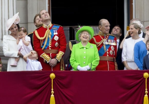 Kate Catherine Middleton, duchesse de Cambridge, la princesse Charlotte, le prince George, le prince Harry, le prince William, la reine Elisabeth II d'Angleterre, le prince Philip, duc d'Edimbourg, la comtesse Sophie de Wessex - La famille royale d'Angleterre au balcon du palais de Buckingham lors de la parade "Trooping The Colour" à l'occasion du 90ème anniversaire de la reine. Le 11 juin 2016  London , 11-06-2016 - Queen Elizabeth celebrates her 90th birthday at Trooping the Colour.11/06/2016 - Londres
