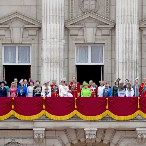 Mike Tindall, Zara Phillips, la princesse Anne, Camilla Parker Bowles, duchesse de Cornouailles, le prince Charles, Kate Middleton, duchesse de Cambridge, la princesse Charlotte, le prince George, le prince William, la reine Elisabeth II d'Angleterre, le prince Philip, duc d'Edimbourg, la comtesse Sophie de Wessex, le prince Andrew, duc d'York, Lady Louise Windsor, James Mountbatten-Windsor, la princesse Eugenie d'York, le duc Edward de Kent, Katharine Worsley, le prince Michael de Kent et la princesse Marie-Christine de Kent - La famille royale d'Angleterre au balcon du palais de Buckingham lors de la parade "Trooping The Colour" à l'occasion du 90ème anniversaire de la reine le 11 juin 2016 à Londres