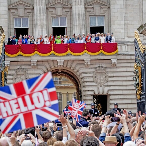 Mike Tindall, Zara Phillips, la princesse Anne, Camilla Parker Bowles, duchesse de Cornouailles, le prince Charles, Kate Catherine Middleton, duchesse de Cambridge, la princesse Charlotte, le prince George, le prince William, la reine Elisabeth II d'Angleterre, le prince Philip, duc d'Edimbourg, la comtesse Sophie de Wessex, le prince Andrew, duc d'York, Lady Louise Windsor, James Mountbatten-Windsor, la princesse Eugenie d'York, le duc Edward de Kent, Katharine Worsley, le prince Michael de Kent et la princesse Marie-Christine de Kent - La famille royale d'Angleterre au balcon du palais de Buckingham lors de la parade "Trooping The Colour" à l'occasion du 90ème anniversaire de la reine. Le 11 juin 2016  London , 11-06-2016 - Queen Elizabeth celebrates her 90th birthday at Trooping the Colour.11/06/2016 - Londres