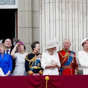 Mike Tindall, Zara Phillips, la princesse Anne, Camilla Parker Bowles, duchesse de Cornouailles, le prince Charles, Kate Catherine Middleton, duchesse de Cambridge, la princesse Charlotte, le prince George, le prince Harry, le prince William, la reine Elisabeth II d'Angleterre, le prince Philip, duc d'Edimbourg, la princesse Beatrice d'York, la comtesse Sophie de Wessex, Lady Louise Windsor et James Mountbatten-Windsor - La famille royale d'Angleterre au balcon du palais de Buckingham lors de la parade "Trooping The Colour" à l'occasion du 90ème anniversaire de la reine. Le 11 juin 2016  London , 11-06-2016 - Queen Elizabeth celebrates her 90th birthday at Trooping the Colour.11/06/2016 - Londres