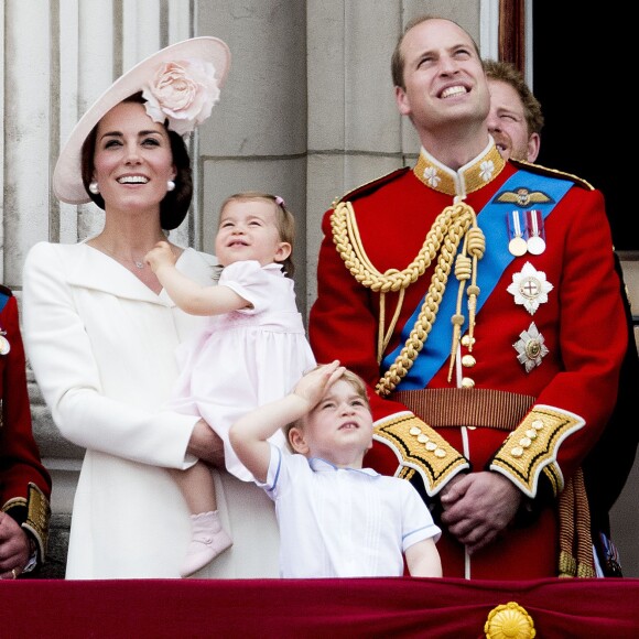 Kate Middleton, duchesse de Cambridge, la princesse Charlotte, le prince George, le prince William, la reine Elizabeth II au balcon du palais de Buckingham à Londres le 11 juin 2016 lors de la parade aérienne de Trooping the Colour, en l'honneur du 90e anniversaire de la souveraine.