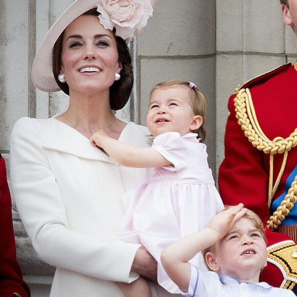 Kate Catherine Middleton, duchesse de Cambridge, la princesse Charlotte, le prince George - La famille royale d'Angleterre au balcon du palais de Buckingham lors de la parade "Trooping The Colour" à l'occasion du 90ème anniversaire de la reine. Le 11 juin 2016  London , 11-06-2016 - Queen Elizabeth celebrates her 90th birthday at Trooping the Colour.11/06/2016 - Londres