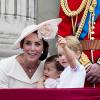 Kate Middleton, duchesse de Cambridge, la princesse Charlotte, le prince George et le prince William au balcon du palais de Buckingham lors de la parade "Trooping The Colour" à l'occasion du 90ème anniversaire de la reine le 11 juin 2016 à Londres