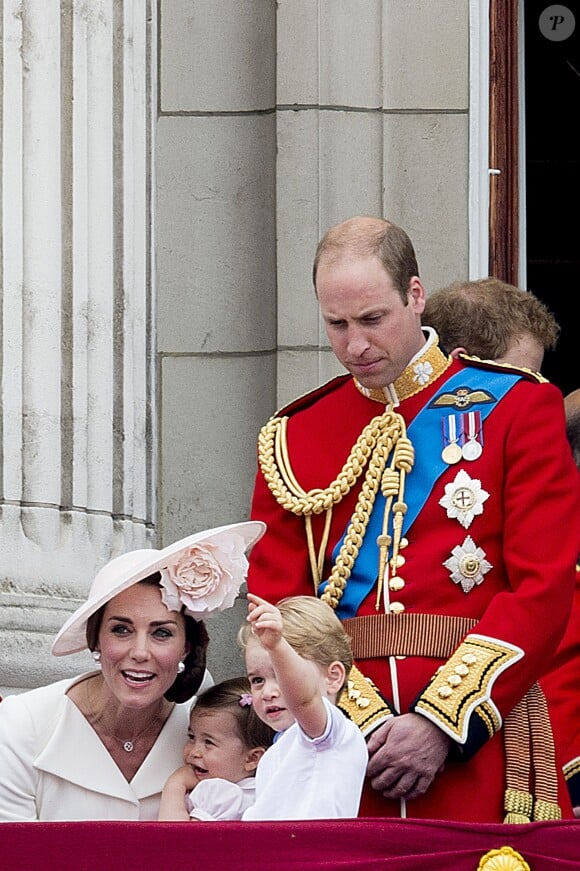 Kate Middleton, duchesse de Cambridge, la princesse Charlotte, le prince George et le prince William au balcon du palais de Buckingham lors de la parade "Trooping The Colour" à l'occasion du 90ème anniversaire de la reine le 11 juin 2016 à Londres
