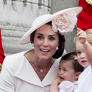 Kate Catherine Middleton, duchesse de Cambridge, la princesse Charlotte, le prince George - La famille royale d'Angleterre au balcon du palais de Buckingham lors de la parade "Trooping The Colour" à l'occasion du 90ème anniversaire de la reine. Le 11 juin 2016  London , 11-06-2016 - Queen Elizabeth celebrates her 90th birthday at Trooping the Colour.11/06/2016 - Londres