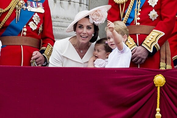 Kate Catherine Middleton, duchesse de Cambridge, la princesse Charlotte, le prince George - La famille royale d'Angleterre au balcon du palais de Buckingham lors de la parade "Trooping The Colour" à l'occasion du 90ème anniversaire de la reine. Le 11 juin 2016  London , 11-06-2016 - Queen Elizabeth celebrates her 90th birthday at Trooping the Colour.11/06/2016 - Londres