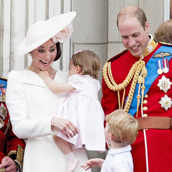 Kate Catherine Middleton, duchesse de Cambridge, la princesse Charlotte, le prince George et le prince William - La famille royale d'Angleterre au balcon du palais de Buckingham lors de la parade "Trooping The Colour" à l'occasion du 90ème anniversaire de la reine. Le 11 juin 2016  London , 11-06-2016 - Queen Elizabeth celebrates her 90th birthday at Trooping the Colour.11/06/2016 - Londres