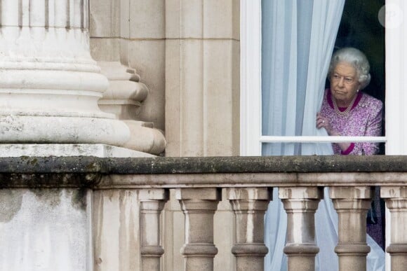 La reine Elisabeth II d'Angleterre regardant par une fenêtre du Palais de Buckingham Le 12 juin 2016  Queen Elizabeth am Fenster des Buckingham Palace beim Patron's Lunch anlässlich des 90. Geburtstags der Queen in London / 120616 Patron's Lunch in London, UK, June 12, 21612/06/2016 - Londres