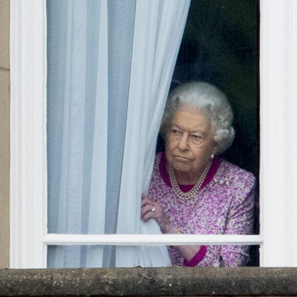 La reine Elisabeth II d'Angleterre regardant par une fenêtre du Palais de Buckingham Le 12 juin 2016  Queen Elizabeth am Fenster des Buckingham Palace beim Patron's Lunch anlässlich des 90. Geburtstags der Queen in London / 120616 Patron's Lunch in London, UK, June 12, 21612/06/2016 - Londres