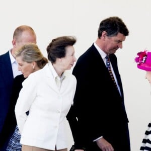 La comtesse Sophie de Wessex, la princesse Anne et son époux, la reine Elizabeth II, la princesse Beatrice d'York, le prince Edward, le prince Philip, Peter Phillips et le prince William sur la tribune installée sur le Mall le 12 juin 2016 à l'occasion du Patron's Lunch, le pique-nique géant sur le Mall en l'honneur du 90e anniversaire de la souveraine.