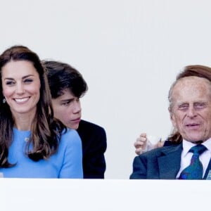 Kate Middleton, duchesse de Cambridge, au côté du prince Philip, duc d'Edimbourg, sur la tribune installée sur le Mall le 12 juin 2016 à l'occasion du Patron's Lunch, le pique-nique géant sur le Mall en l'honneur du 90e anniversaire de la souveraine.