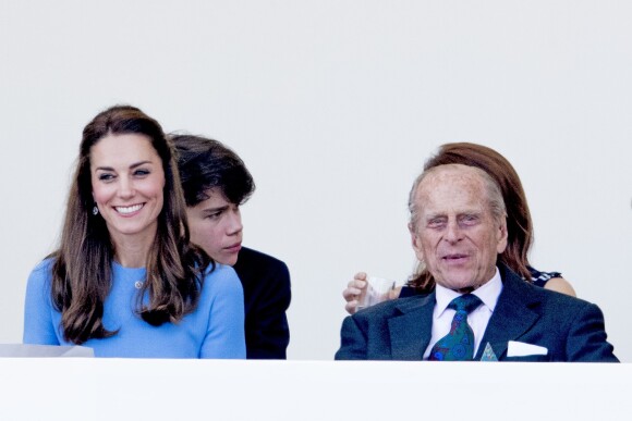 Kate Middleton, duchesse de Cambridge, au côté du prince Philip, duc d'Edimbourg, sur la tribune installée sur le Mall le 12 juin 2016 à l'occasion du Patron's Lunch, le pique-nique géant sur le Mall en l'honneur du 90e anniversaire de la souveraine.