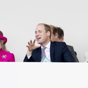 La reine Elizabeth II et le prince William sur la tribune installée sur le Mall le 12 juin 2016 à l'occasion du Patron's Lunch, le pique-nique géant sur le Mall en l'honneur du 90e anniversaire de la souveraine.