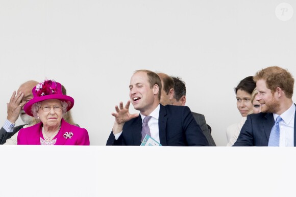 La reine Elizabeth II et le prince William sur la tribune installée sur le Mall le 12 juin 2016 à l'occasion du Patron's Lunch, le pique-nique géant sur le Mall en l'honneur du 90e anniversaire de la souveraine.