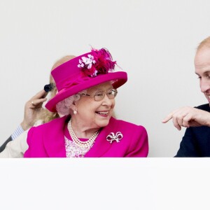 La reine Elizabeth II et le prince William sur la tribune installée sur le Mall le 12 juin 2016 à l'occasion du Patron's Lunch, le pique-nique géant sur le Mall en l'honneur du 90e anniversaire de la souveraine.