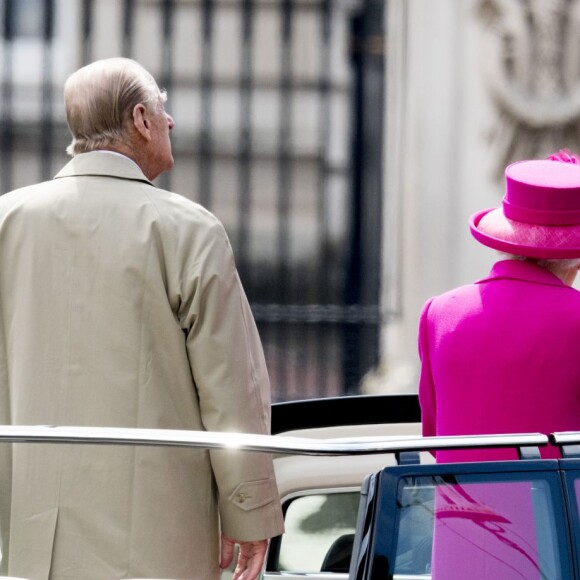 La reine Elizabeth II et le duc d'Edimbourg ont défilé dans un Range Rover décapotables le 12 juin 2016 à Londres sur le Mall lors du Patron's Lunch, le pique-nique géant en l'honneur du 90e anniversaire de la souveraine.