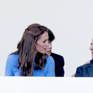 Kate Middleton, duchesse de Cambridge, au côté du prince Philip, duc d'Edimbourg, sur la tribune installée sur le Mall le 12 juin 2016 à l'occasion du Patron's Lunch, le pique-nique géant sur le Mall en l'honneur du 90e anniversaire de la souveraine.