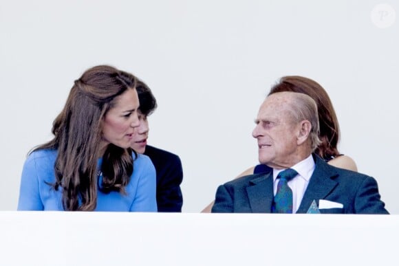 Kate Middleton, duchesse de Cambridge, au côté du prince Philip, duc d'Edimbourg, sur la tribune installée sur le Mall le 12 juin 2016 à l'occasion du Patron's Lunch, le pique-nique géant sur le Mall en l'honneur du 90e anniversaire de la souveraine.