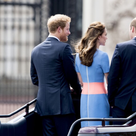 Kate Middleton, duchesse de Cambridge, entre le prince William et le prince Harry, paradant dans un Range Rover décapotable le 12 juin 2016 à Londres sur le Mall lors du Patron's Lunch, le pique-nique géant sur le Mall en l'honneur du 90e anniversaire de la reine Elizabeth II.