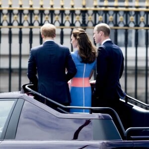 Kate Middleton, duchesse de Cambridge, entre le prince William et le prince Harry, paradant dans un Range Rover décapotable le 12 juin 2016 à Londres sur le Mall lors du Patron's Lunch, le pique-nique géant sur le Mall en l'honneur du 90e anniversaire de la reine Elizabeth II.