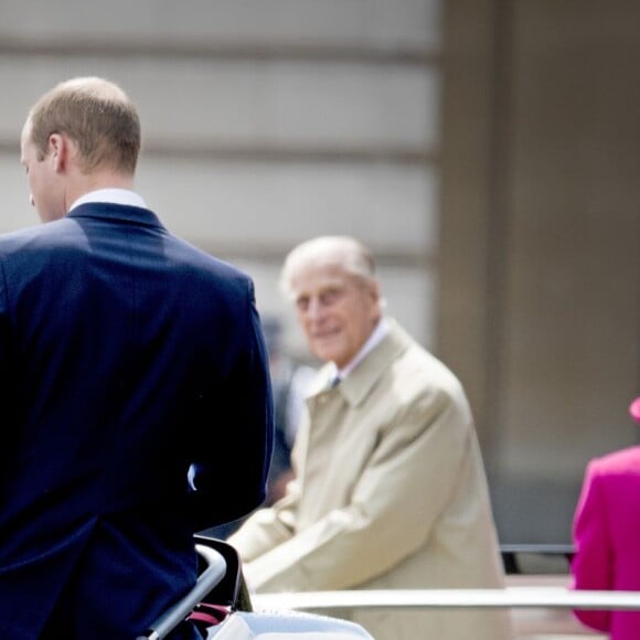 Catherine de Cambridge, entre le prince William et le prince Harry, paradant dans un Range Rover décapotable le 12 juin 2016 à Londres sur le Mall lors du Patron's Lunch, le pique-nique géant sur le Mall en l'honneur du 90e anniversaire de la reine Elizabeth II.