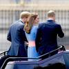 Catherine de Cambridge, entre le prince William et le prince Harry, paradant dans un Range Rover décapotable le 12 juin 2016 à Londres sur le Mall lors du Patron's Lunch, le pique-nique géant sur le Mall en l'honneur du 90e anniversaire de la reine Elizabeth II.