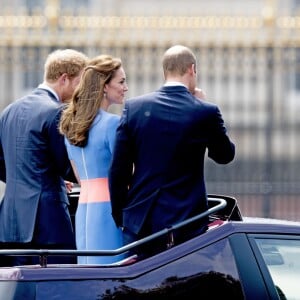 Catherine de Cambridge, entre le prince William et le prince Harry, paradant dans un Range Rover décapotable le 12 juin 2016 à Londres sur le Mall lors du Patron's Lunch, le pique-nique géant sur le Mall en l'honneur du 90e anniversaire de la reine Elizabeth II.