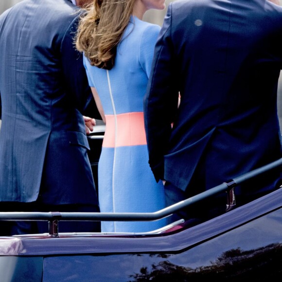 Catherine de Cambridge, entre le prince William et le prince Harry, paradant dans un Range Rover décapotable le 12 juin 2016 à Londres sur le Mall lors du Patron's Lunch, le pique-nique géant sur le Mall en l'honneur du 90e anniversaire de la reine Elizabeth II.