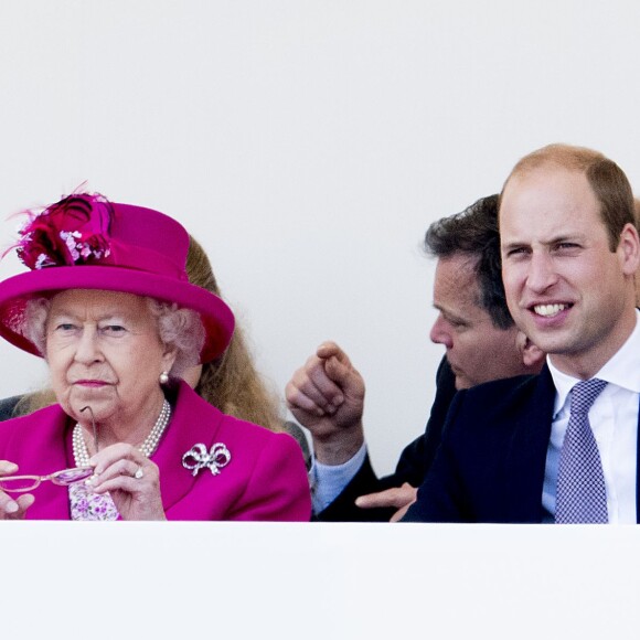 La reine Elizabeth II et le prince William sur la tribune installée sur le Mall le 12 juin 2016 à l'occasion du Patron's Lunch, le pique-nique géant sur le Mall en l'honneur du 90e anniversaire de la souveraine.