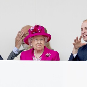 La reine Elizabeth II et le prince William sur la tribune installée sur le Mall le 12 juin 2016 à l'occasion du Patron's Lunch, le pique-nique géant sur le Mall en l'honneur du 90e anniversaire de la souveraine.