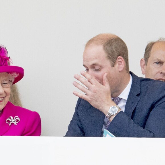 La reine Elizabeth II et le prince William sur la tribune installée sur le Mall le 12 juin 2016 à l'occasion du Patron's Lunch, le pique-nique géant sur le Mall en l'honneur du 90e anniversaire de la souveraine.