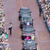 La reine Elizabeth II et le duc d'Edimbourg, suivis par Kate Middleton, duchesse de Cambridge, le prince William et le prince Harry, ont défilé dans des Range Rover décapotables le 12 juin 2016 à Londres sur le Mall lors du Patron's Lunch, le pique-nique géant sur le Mall en l'honneur du 90e anniversaire de la souveraine.