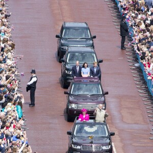 La reine Elizabeth II et le duc d'Edimbourg, suivis par Kate Middleton, duchesse de Cambridge, le prince William et le prince Harry, ont défilé dans des Range Rover décapotables le 12 juin 2016 à Londres sur le Mall lors du Patron's Lunch, le pique-nique géant sur le Mall en l'honneur du 90e anniversaire de la souveraine.