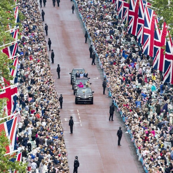 La reine Elizabeth II et le duc d'Edimbourg, suivis par Kate Middleton, duchesse de Cambridge, le prince William et le prince Harry, ont défilé dans des Range Rover décapotables le 12 juin 2016 à Londres sur le Mall lors du Patron's Lunch, le pique-nique géant sur le Mall en l'honneur du 90e anniversaire de la souveraine.