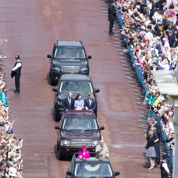 La reine Elizabeth II et le duc d'Edimbourg, suivis par Kate Middleton, duchesse de Cambridge, le prince William et le prince Harry, ont défilé dans des Range Rover décapotables le 12 juin 2016 à Londres sur le Mall lors du Patron's Lunch, le pique-nique géant sur le Mall en l'honneur du 90e anniversaire de la souveraine.