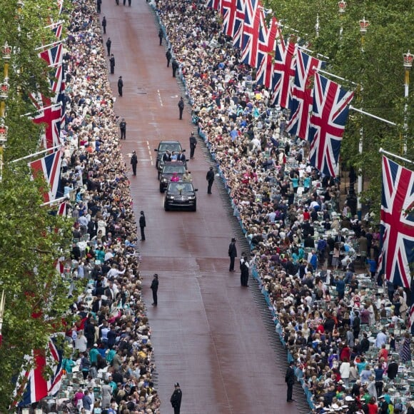 La reine Elizabeth II et le duc d'Edimbourg, suivis par Kate Middleton, duchesse de Cambridge, le prince William et le prince Harry, ont défilé dans des Range Rover décapotables le 12 juin 2016 à Londres sur le Mall lors du Patron's Lunch, le pique-nique géant sur le Mall en l'honneur du 90e anniversaire de la souveraine.