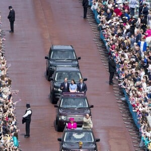 La reine Elizabeth II et le duc d'Edimbourg, suivis par Kate Middleton, duchesse de Cambridge, le prince William et le prince Harry, ont défilé dans des Range Rover décapotables le 12 juin 2016 à Londres sur le Mall lors du Patron's Lunch, le pique-nique géant sur le Mall en l'honneur du 90e anniversaire de la souveraine.