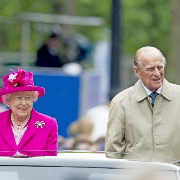 La reine Elizabeth II et le duc d'Edimbourg ont défilé dans un Range Rover décapotables le 12 juin 2016 à Londres sur le Mall lors du Patron's Lunch, le pique-nique géant en l'honneur du 90e anniversaire de la souveraine.