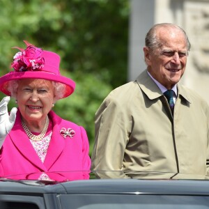 La reine Elizabeth II et le duc d'Edimbourg ont défilé dans un Range Rover décapotables le 12 juin 2016 à Londres sur le Mall lors du Patron's Lunch, le pique-nique géant en l'honneur du 90e anniversaire de la souveraine.