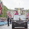 La reine Elizabeth II et le duc d'Edimbourg ont défilé dans un Range Rover décapotables le 12 juin 2016 à Londres sur le Mall lors du Patron's Lunch, le pique-nique géant en l'honneur du 90e anniversaire de la souveraine.
