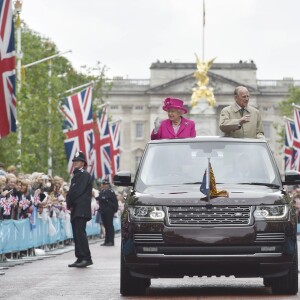 La reine Elizabeth II et le duc d'Edimbourg ont défilé dans un Range Rover décapotables le 12 juin 2016 à Londres sur le Mall lors du Patron's Lunch, le pique-nique géant en l'honneur du 90e anniversaire de la souveraine.