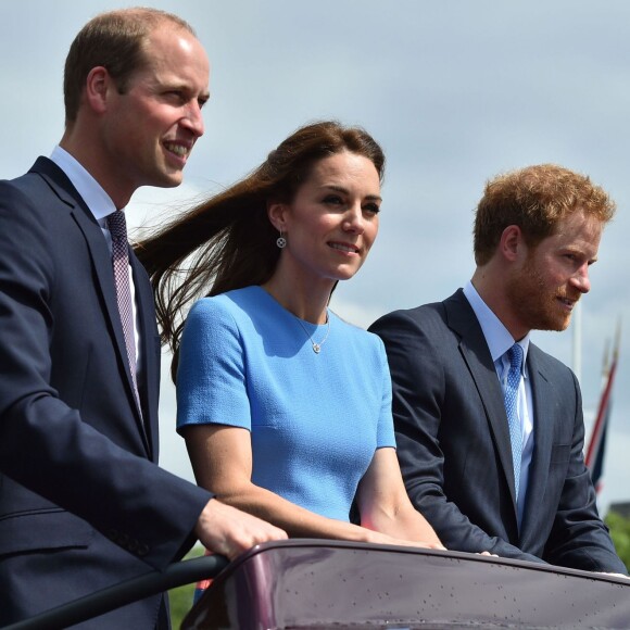 Kate Middleton, duchesse de Cambridge, entre le prince William et le prince Harry, paradant dans un Range Rover décapotable le 12 juin 2016 à Londres sur le Mall lors du Patron's Lunch, le pique-nique géant sur le Mall en l'honneur du 90e anniversaire de la reine Elizabeth II.