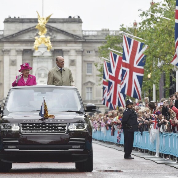 La reine Elizabeth II et le duc d'Edimbourg ont défilé dans un Range Rover décapotables le 12 juin 2016 à Londres sur le Mall lors du Patron's Lunch, le pique-nique géant en l'honneur du 90e anniversaire de la souveraine.