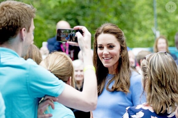 Kate Middleton, duchesse de Cambridge, rencontrant le 12 juin 2016 à Londres sur le Mall des convives du Patron's Lunch, le pique-nique géant en l'honneur du 90e anniversaire de la reine Elizabeth II.