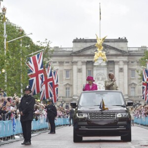 La reine Elizabeth II et le duc d'Edimbourg ont défilé dans un Range Rover décapotables le 12 juin 2016 à Londres sur le Mall lors du Patron's Lunch, le pique-nique géant en l'honneur du 90e anniversaire de la souveraine.