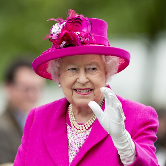 La reine Elizabeth II et le duc d'Edimbourg ont défilé dans un Range Rover décapotables le 12 juin 2016 à Londres sur le Mall lors du Patron's Lunch, le pique-nique géant en l'honneur du 90e anniversaire de la souveraine.