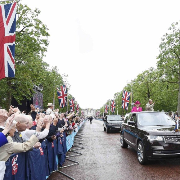 La reine Elizabeth II et le duc d'Edimbourg ont défilé dans un Range Rover décapotables le 12 juin 2016 à Londres sur le Mall lors du Patron's Lunch, le pique-nique géant en l'honneur du 90e anniversaire de la souveraine.