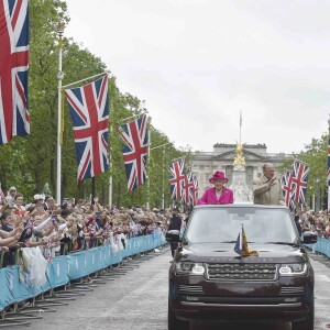 La reine Elizabeth II et le duc d'Edimbourg ont défilé dans un Range Rover décapotables le 12 juin 2016 à Londres sur le Mall lors du Patron's Lunch, le pique-nique géant en l'honneur du 90e anniversaire de la souveraine.