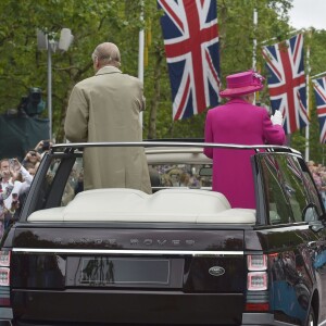 La reine Elizabeth II et le duc d'Edimbourg ont défilé dans un Range Rover décapotables le 12 juin 2016 à Londres sur le Mall lors du Patron's Lunch, le pique-nique géant en l'honneur du 90e anniversaire de la souveraine.